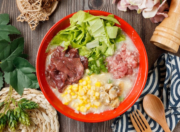 Kantonese pap in een kom bovenaanzicht op houten tafel Taiwan eten