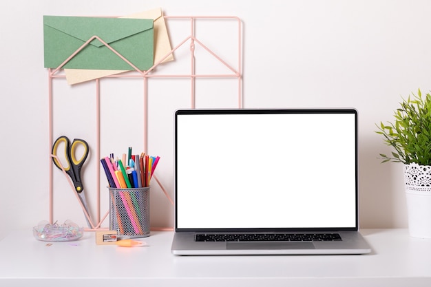 Kantoor aan huis Bureau interieur. Stijlvolle werkplek mockup vooraanzicht.