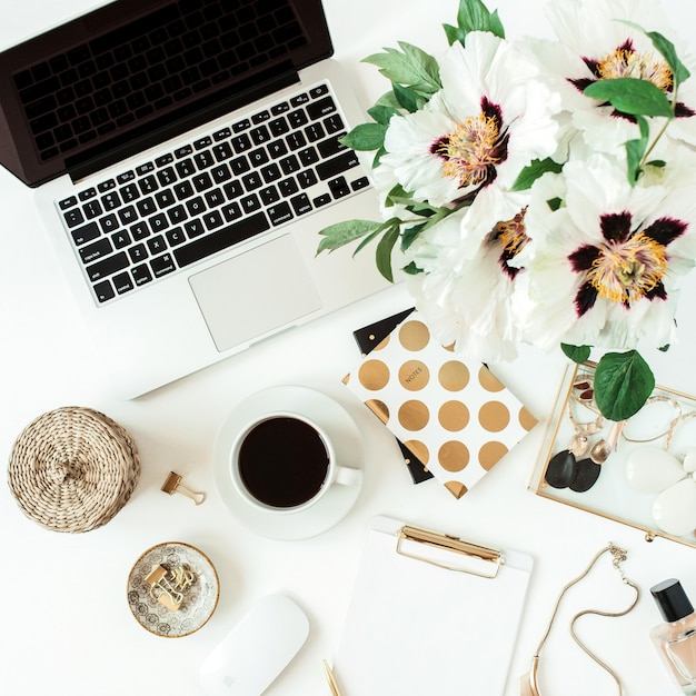 Kantoor aan huis bureau tafel werkruimte met laptop en bloemen op wit