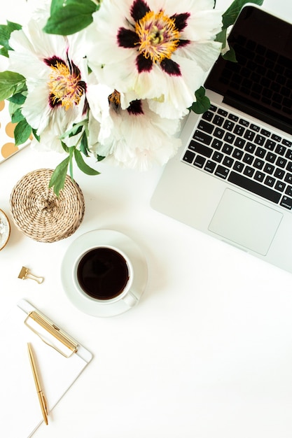 Kantoor aan huis bureau tafel werkruimte met laptop en koffie op wit