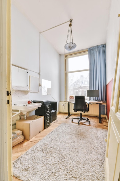 Kantoor aan huis kamer met wastafel kroonluchter desktop en etc