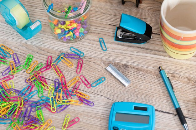 Kantoor accessoires nodig voor het leren van de paperclips liggen op het bureau schoolmateriaal