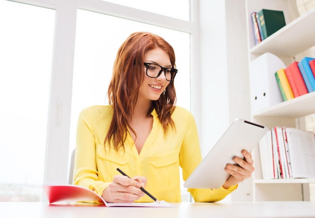 kantoor, bedrijf, onderwijs, technologie en internet concept - lachende zakenvrouw of student met tablet pc