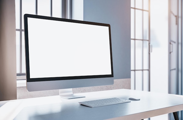 Kantoor en computer met leeg scherm op tafel