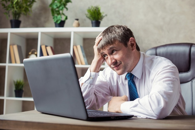 Kantoor, financiën, internet, zaken, succes en stressconcept - Boze zakenman Mislukte onderhandelingen, emoties van wanhoop.