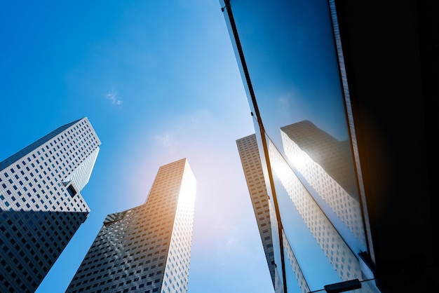 Kantoor hoog gebouw Lage hoekmening van wolkenkrabbers moderne kantoorgebouw stad in zakencentrum met blauwe lucht