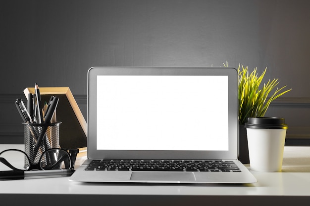 Kantoor lederen bureau tafel met computer, benodigdheden