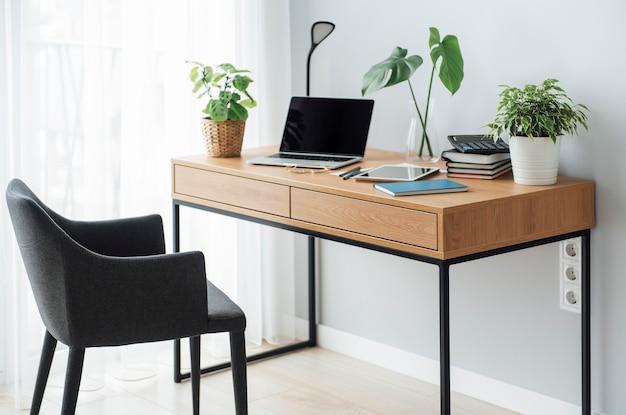 Kantoor werkplek met laptop op houten tafel