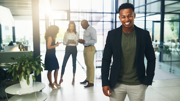 Kantoor zakenman en portret met glimlach door collega's voor professionele carrière en ambitie Gelukkige werknemer en investeringsbankier met vertrouwen op het werk voor bedrijfshandel en financiële baan