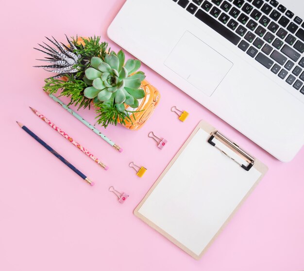 Kantoorbenodigdheden compositie flatlay op roze