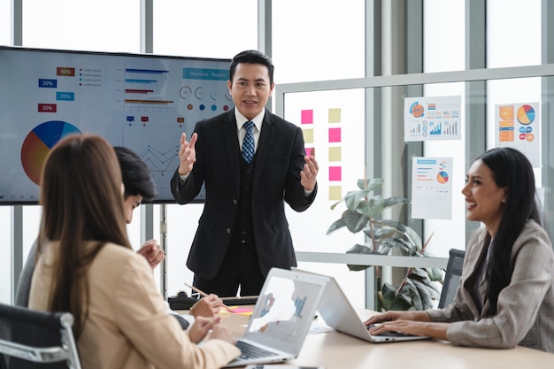 Foto kantoorcollega's die een informele discussie hebben tijdens een vergadering in de vergaderruimte zakelijk en kantoorconcept business team met laptopcomputers en documenten