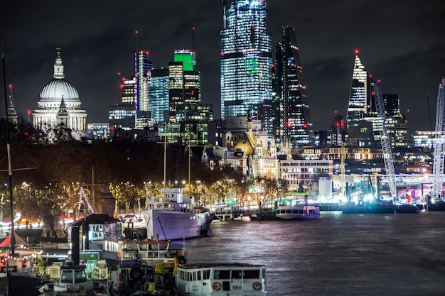 Kantoorgebouw en de rivier de Theems in Londen