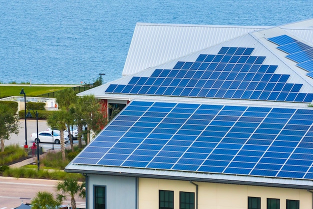 Kantoorgebouw in Florida met zonne-dak Blauwe fotovoltaïsche panelen voor de productie van schone ecologische elektriciteit Investeringen in hernieuwbaar elektriciteitsconcept