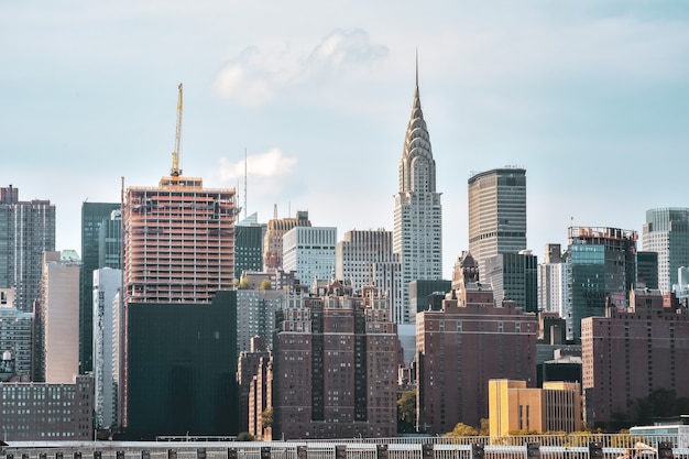 Kantoorgebouwen en appartementen aan de skyline bij zonsondergang. Onroerend goed en reisconcept. Manhattan, New York City, Verenigde Staten.