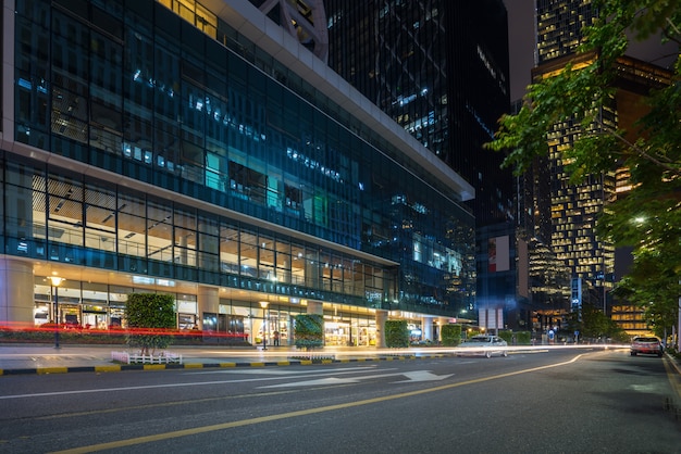 Kantoorgebouwen en snelwegen in de nacht in het financiële centrum, shenzhen, china