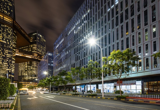 Kantoorgebouwen en snelwegen in de nacht in het financiële centrum, Shenzhen, China