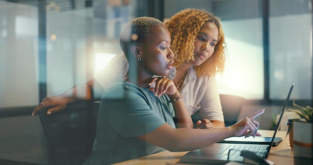 Foto kantoorglazen raamlaptop en teamcommunicatie op sociale netwerkfeedback klantervaring of e-commerce merkmonitoring gegevenssamenwerking teamwerk en zwarte vrouwen beoordelen online enquête