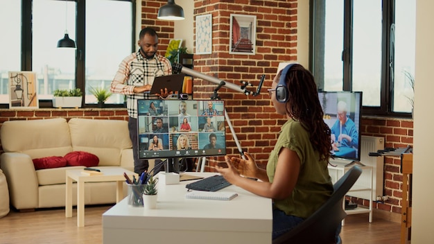 Kantoormedewerker die een bedrijfsvergadering bijwoont op videogesprek met webcam, computer gebruikt om met mensen te praten op online teleconferentie. Jonge volwassen chatten op videoconferentie, werken op afstand vanuit huis.