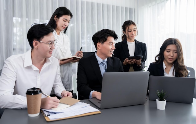 Kantoormedewerker en manager analyseren financieel rapportpapier in een harmonieuze werkplek