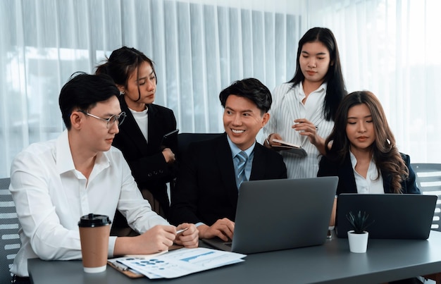 Kantoormedewerker en manager analyseren financieel rapportpapier in een harmonieuze werkplek