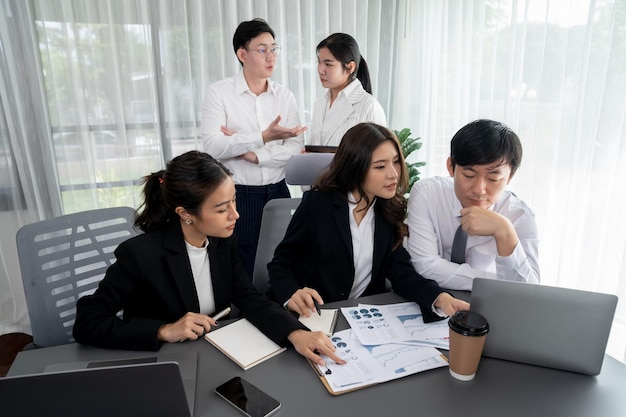 Kantoormedewerker en manager analyseren financieel rapportpapier in een harmonieuze werkplek