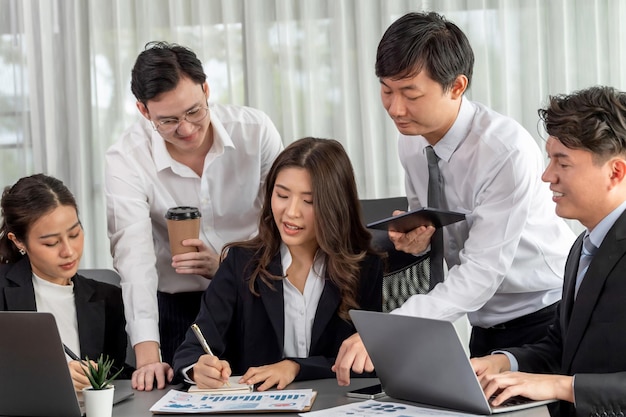 Kantoormedewerker en manager analyseren financieel rapportpapier in een harmonieuze werkplek