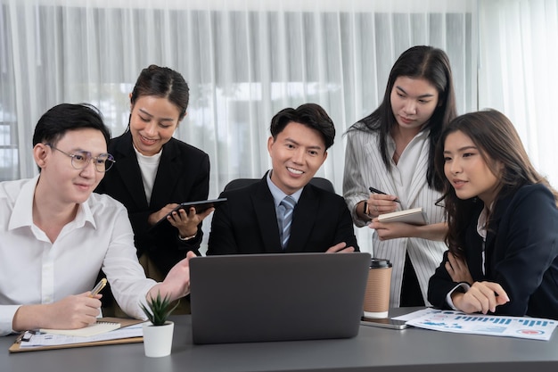 Kantoormedewerker en manager analyseren financieel rapportpapier in een harmonieuze werkplek