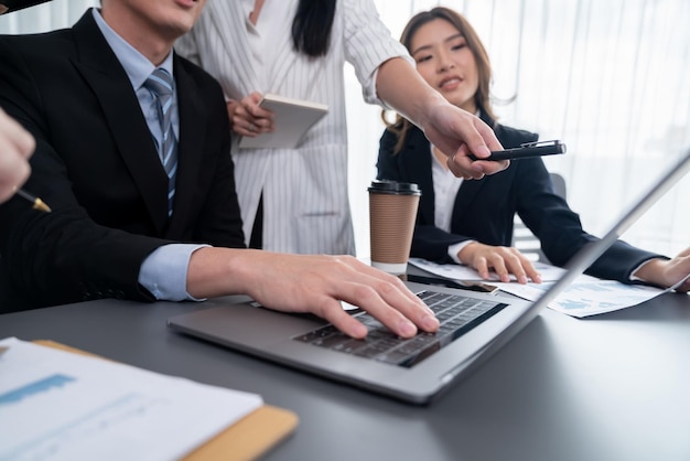 Kantoormedewerker en manager analyseren financieel rapportpapier in een harmonieuze werkplek