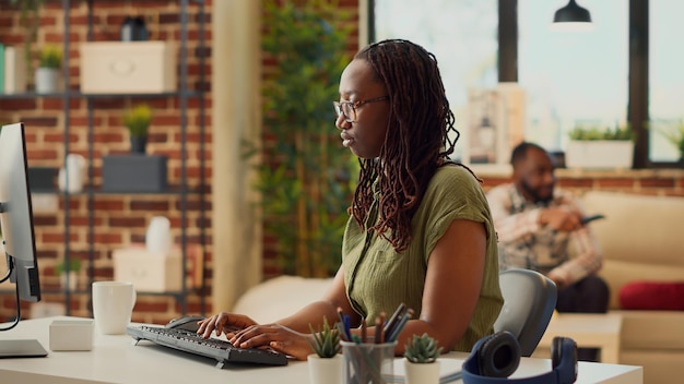 Kantoormedewerker gebruikt computer om aan bedrijfsrapport te werken, e-mail te verzenden en financiële webgegevens te maken. Vrouw die op afstand werkt aan startende zakelijke baan, online leren en onderwijs.