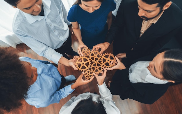 Foto kantoormedewerker met tandwiel als eenheid en teamwerk op de werkplek concord