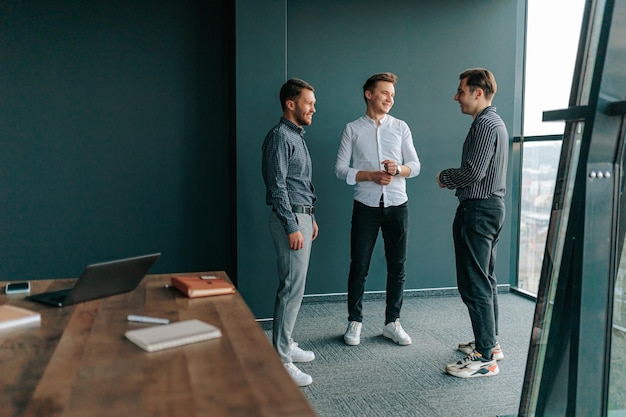 Kantoormedewerkers die vergaderen en de voortgang van hun werk bespreken een team van mannelijke collega's d