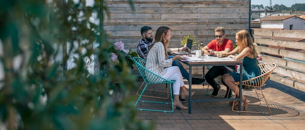 Kantoorpersoneel aan het werk op het terras