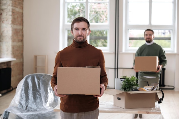 Kantoorspullen inpakken tijdens verhuizing