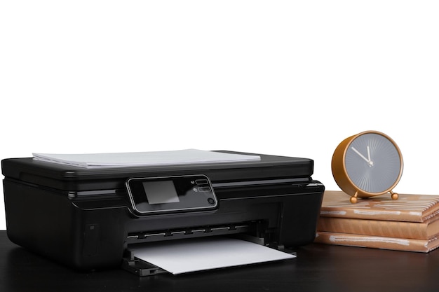 Kantoortafel met laserprinter en boeken tegen een witte achtergrond, close-up