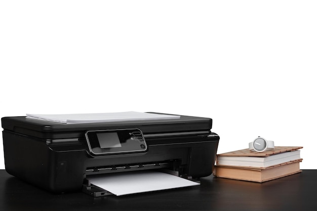 Kantoortafel met laserprinter en boeken tegen witte achtergrond