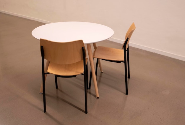 Kantoortafel met twee stoelen