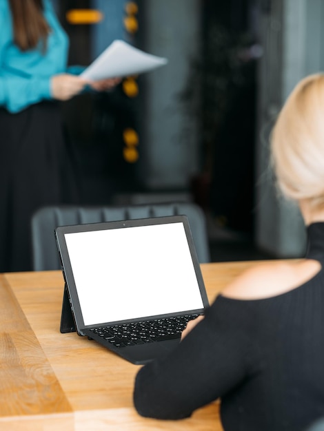 Kantoorwerk computer mockup online conferentie