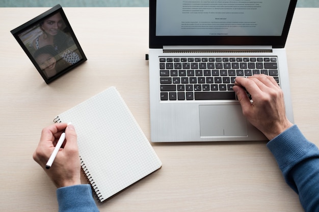 Kantoorwerk. Man typen op de laptop in kantoor. Witte boorden dagelijkse zakelijke routine