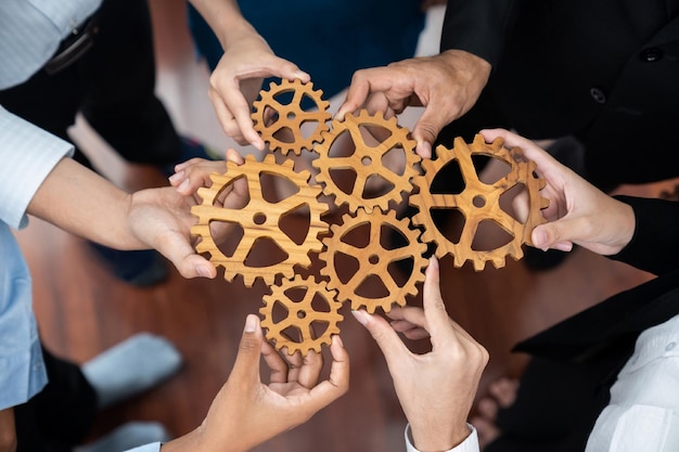 Foto kantoorwerker met tandwiel als eenheid en teamwerk op de werkplek concord