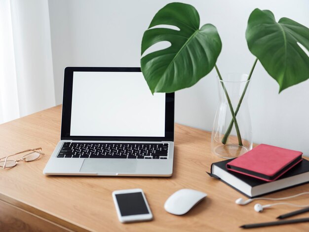 Foto kantoorwerkplaats met laptop op houten tafel