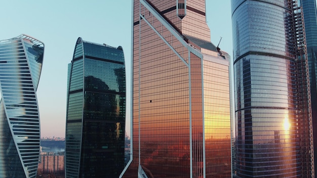 Kantoorwolkenkrabbers in het zakencentrum van Moskou bij zonsondergang vanuit de lucht