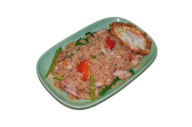 Kao Pad Chicken Fried Rice met gebakken ei Traditioneel Thais straatvoedsel gemaakt met gekookte rijstroer