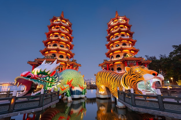 Kaohsiung Taiwan Dragon en Tiger Pagodes bij Lotus Pond