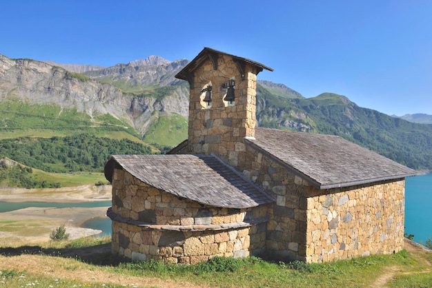 Kapel st magdelene bij het meer van roselend in een bergachtig landschap Franse Alpen