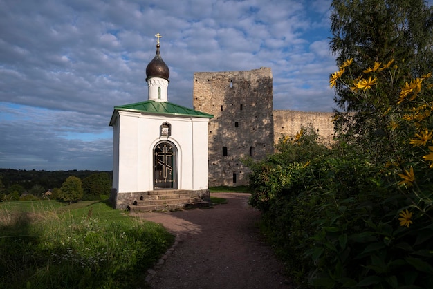 Kapel van het Korsunskaya-pictogram van de Moeder Gods en het fort van Izborsk Pskov-regio Rusland