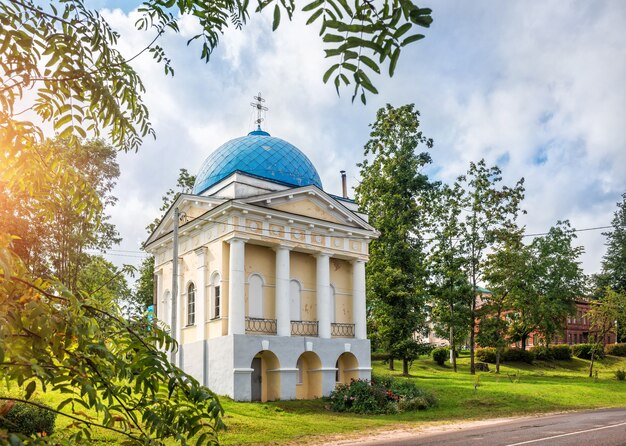 Kapel van Jacob Borovichsky in de stad Valdai op een zonnige zomerdag