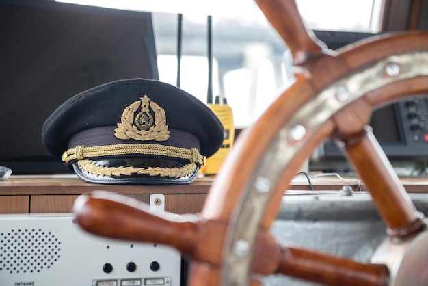 Foto kapiteinshoed in de controlekamer van het schip