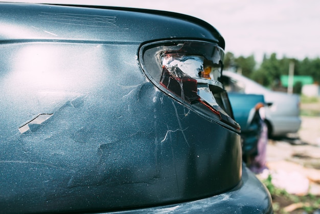 kapotte en beschadigde auto