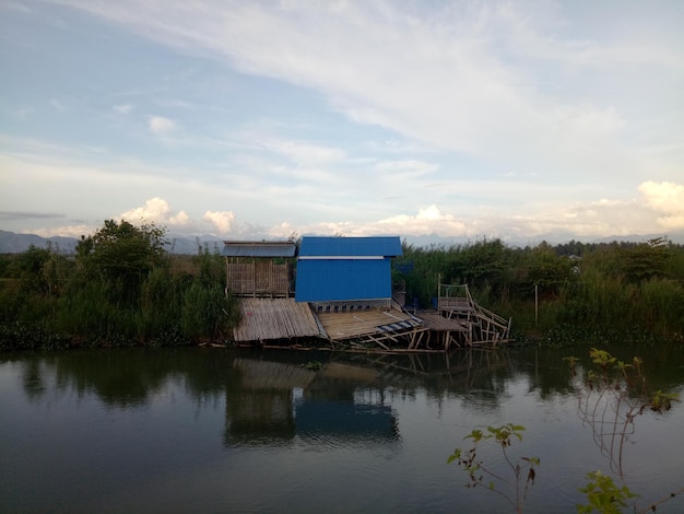 kapotte hut aan de rivier