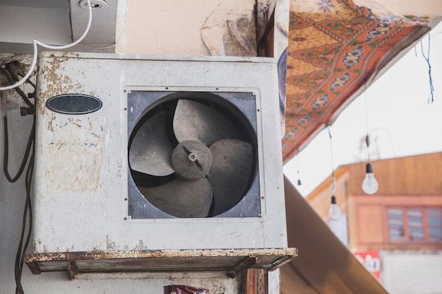 kapotte vuile airconditioner in huis in Afrika